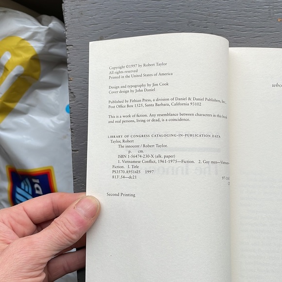 Like new. Book title, the innocent, a novel by Robert Taylor, Gay interest - Picture 5 of 5